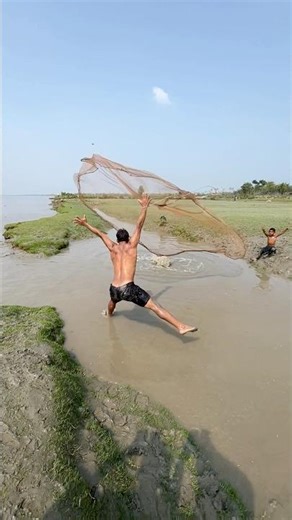 How to cast a gill net to catch big fish in a fisherman's net #coastalfishing #anglerfishes#fishing