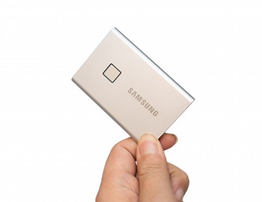 輕薄高速還有指紋辨識！三星移動式 T7 Touch SSD 開箱分享 / 性能實測 @3C 達人廖阿輝