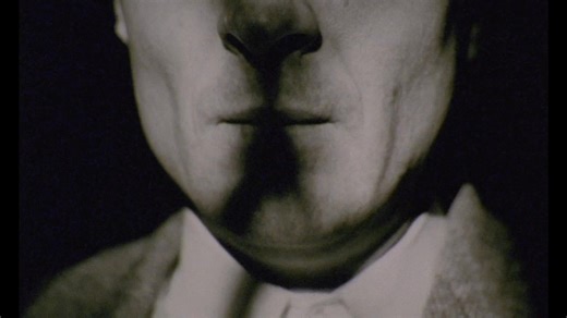 William Eggleston, an American photographic legend whose use of colour revolutionised photography, needs no introduction. In this intimate portrait, which will be nearly twenty years old, we discover him through the eyes of those closest to him. A discreet presence with a no less piercing gaze, Eggleston shares a few words in his bewitching southern drawl, the accent of the American South. He distils them sparingly, as if they had to be extracted from him. He prefers to let others tell his story