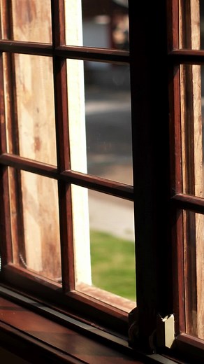 Wood window frames: what are its advantages? Wood has several benefits such as its appearance that reminds us of nature and that in general is a good material for window frames for the following reasons: Aesthetics: it is elegant and warm materials that remind us of nature in our home, plus it can be painted any color you choose. Insulation: By having quality wood frames you have good insulation in your home. Wood provides 500 times more insulation than steel and 2000 times more than aluminum. I