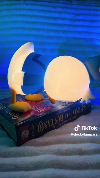 Illuminate your space with the charming Donald Duck lamp – a must-have for every Disney fan! 🦆💡