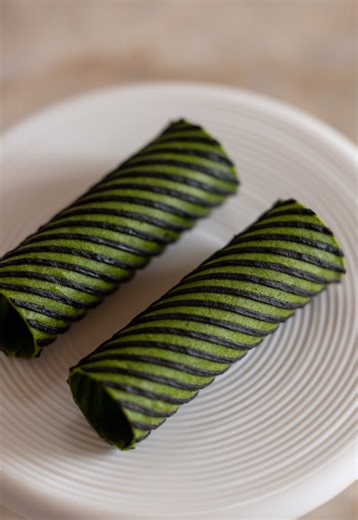 A classic chlorophyll turned into a beautiful cylinder! 🌿 The chlorophyll is made from kale and then used to make a batter. The second black batter is made from bacon. After baking and shaping the cylinder it’s filled with a red mullet & crispy bacon tartare 🔥 Find all the recipes on my @Gronda profile “Jules Cooking” and find the mold & shaper on @MoldBrothers