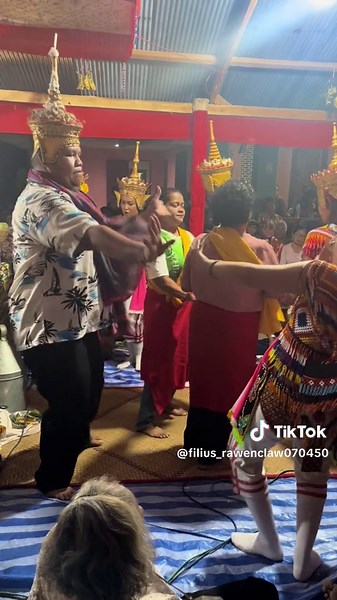 ลูกหลานร่วมรำกับครูหมอ 5ปีหนครูหมอเหอ ขอให้ปกปักรักษาลูกหลาน ดูเเลลูกหลานตลอดไปนะครูหมอนะ #เข้าโรงครู #โนรานาเส #คนใต้ #เด็กคอน #เด็กฉวาง