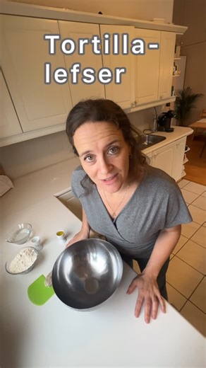 Jeanettes Fristelser on Instagram: "Tortillas-lefser Det er fredag og tid for Taco! 🌮 Se her hvor lett det er å lage dine egne tortillalefser. Du trenger: 4 dl mel 1,5 dl vann 🚰 1/2 ts salt 🧂 3 spiseskjeer olivenolje Bland sammen alle ingrediensene til en smidig deig. Del den i 8 like deler og form de til boller. Kjevle hver bolle flat og tynn. Stek så tortillaene i en tørr stekepanne på middels varme. 1-2 minutter på hver side. Tortilla lefsene er best samme dag, men kan fint oppbevares i en
