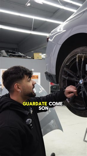 Questa BMW ha vissuto un brutto incidente: carrozzeria segnata, gobbe evidenti e cerchioni completamente rovinati. Ma per sua fortuna da qualche mese siamo rivenditori MAK e abbiamo anche gomme di tutte le marche! linee ripristinate, cerchi nuovi e una BMW tornata a farsi notare 🤩 Quando qualità, esperienza e i giusti partner fanno la differenza. • #gommenuove #mak #bmw