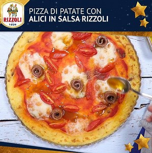 Un piatto unico per rallegrare la tua tavola qualche giorno prima delle Feste: pizza di patate con Alici in Salsa Rizzoli. Prova la ricetta e facci sapere 😉 http://bit.ly/ricetta-pizza-di-patate-e-alici-Rizzoli | Rizzoli Emanuelli