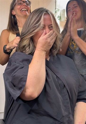 Descubrí una experiencia transformadora en nuestros cursos VIP personalizados uno a uno. Aprendé no solo las técnicas más avanzadas de color, sino también a capturar tus trabajos en video y a crear momentos inolvidables para tus clientas. Te acompañamos paso a paso para que cada servicio en tu salón se convierta en una experiencia única. Vivilo y sorprendé! ❤️