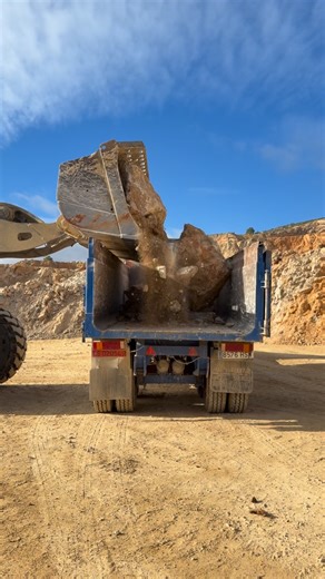 Heavy Machinery | MaquinasESP on Instagram: "Cargadora trabajando en cantera 🪨🚜 Carga de rocas en contenedor, trabajo diario de movimiento de tierras con maquinaria pesada. Operación sencilla, pero clave para que todo funcione en obra. 👇 Míralo hasta el final 👇 #maquinariapesada #cantera #cargadora #construccion #reelsinstagram 👉 Sígueme para más vídeos reales de trabajo en cantera"