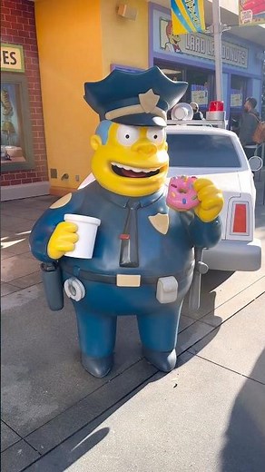 Chief Wiggum eating a DONUT! 🍩 #thesimpsons #chiefwiggum #universalstudioshollywood