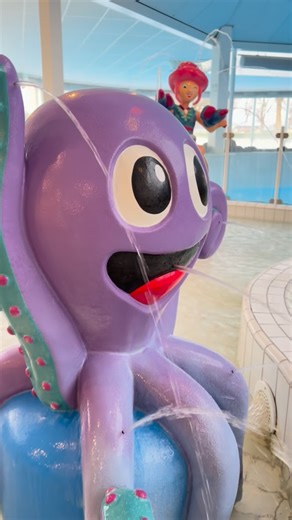 💦 Subtropisches Schwimmbad Ein familienfreundliches Schwimmbad, in dem unsere Jungs viel Spaß hatten und wir uns insgesamt auch alle wohlgefühlt haben. 🌡️ Zur Wärme: Wir haben das Wasser und die Umgebung als angenehm warm empfunden. ⏰ Unsere Timing-Erfahrung: 🕛 Mittags & zu den Essenszeiten: angenehm leer ⏰ Morgens direkt nach Öffnung: sehr voll 🌙 Später Nachmittag: ebenfalls deutlich voller 🎉 Richtig schön: Es gibt Animationsprogramme im Wasser, z. B. Wasserball oder Latin Dance, organisie