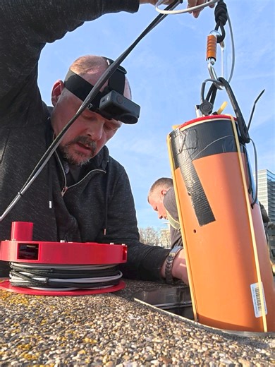 Rettung einer Krähe im Rettungsrohr mit Tierrettung Köln Porz