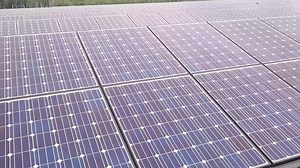 大規模太陽光発電所「メガソーラーかわごえ」をご紹介します ✨ 三重県の川越火力発電所構内には、見渡すかぎりのソーラーパネルがズラリ ❗️ 約11万㎡の敷地に、縦1.3m×横1mのパネルが、なんと4万枚も敷き詰められています！ 「メガソーラーかわごえ」では年間約1,140万kWhの電気を発電します。これは一般家庭約3,700世帯が年間に使う電気の量に相当します。天候などに左右されるため稼働率は約12％ですが、火力発電所のバックアップにより、電気の安定供給に努めています。 当社は、CO2排出量の少ないエネルギーの導入に積極的に取り組んでおり、2020年度までに1.5万～2万kWのメガソーラー発電の導入を目指しています。現在、「メガソーラーかわごえ」(出力7,500kW)のほか、「メガソーラーいいだ」(出力1,000kW)、「メガソーラーしみず」(出力8,000kW)の営業運転を開始しています。 太陽光発電をはじめとする再生可能エネルギーへの取り組みについては、当社HPでもご紹介しています。 http://www.chuden.co.jp/energy/ene_energy/newene/i