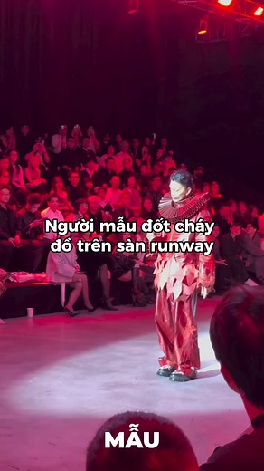 NGƯỜI MẪU ĐỐT CHÁY ĐỒ TRÊN SÀN RUNWAY. Đây là look cuối cùng của thương hiệu streetwear đình đám T-Redx, nam người mẫu Nhật Cường cầm theo bật lửa và đốt cháy phần phía dưới áo của trang phục trong sự ngỡ ngàng của khán giả. #viralreelsfacebookシ #viralreelsシ #wearedepa #nguoimauviet #vietnamesemodel #modelcatwalk #catwalkmodel #runway #fashionshow | Mẫu