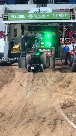 Light Pro Stock Tractor Pulling Action