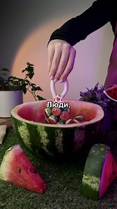 Пока слушаешь историю, лови 3 факта о нас, в которые трудно поверить (№3 выносит мозг): 🍌 Радиационный десерт: Обычные бананы слегка радиоактивны. В них столько калия, что если съесть 10 миллионов штук за один присест, можно получить смертельную дозу радиации. Но не переживай — твой желудок сдастся гораздо раньше. 🦈 Древнее деревьев: Акулы появились на Земле раньше, чем деревья. Первые акулы бороздили океаны около 400 миллионов лет назад, тогда как деревья «сообразили» вырасти только через 50