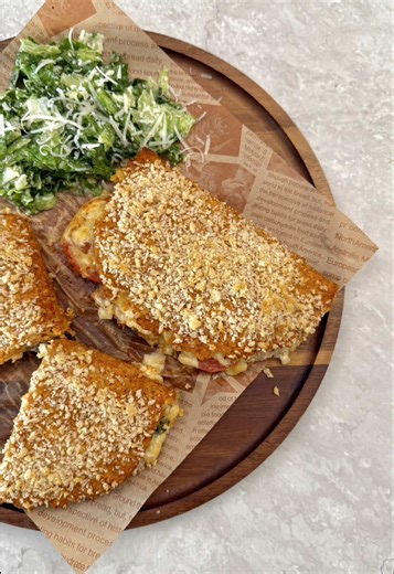 Crispy Stuffed Chicken With Mushrooms Cheese Sauce Ingredients \t• Chicken breasts (about 500 g total ≈ 1.1 lb) \t•\t2 onions \t•\t200 g mushrooms ≈ 2 cups sliced \t•\t100 g fresh spinach ≈ 3½ cups fresh \t•\t1 tomato, sliced \t•\t60 g grated cheese ≈ ½ cup \t•\t100 ml heavy cream (33%) ≈ ½ cup \t•\t1 egg yolk \t•\tPanko breadcrumbs \t Seasonings (for the ground chicken mixture) \t•\t1 tbsp paprika \t•\t1 tsp oregano \t•\t1 tsp salt \t•\t1 tsp black pepper \t•\t1 tsp chili powder \t•\t1 tsp garl