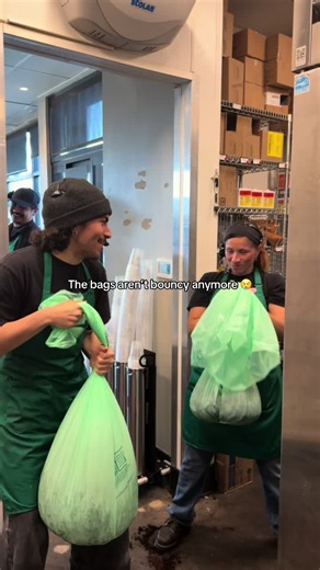 🤨 (@ivvaanch)’s video of starbucks trash bag