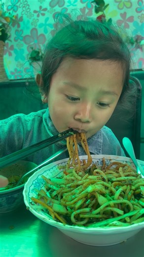 Xorolai chopstick le khanu parnere 🤭😂😂#myson #eating #noodles