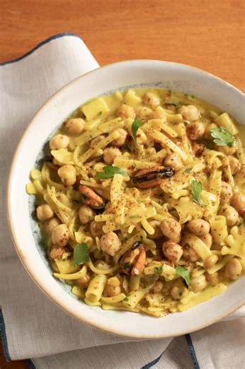 Ceci, cozze e zafferano insieme...cosa viene fuori? Questo. Cooker Girl 🔥😍🍋 La ricetta completa è qui 👉 https://ricette.giallozafferano.it/Pasta-ceci-e-cozze.html | Giallozafferano