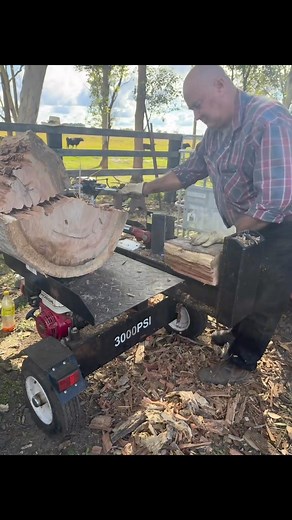 🔥 Watch the RedGum GX200 Series-II Log Splitter in Action! 🔥 Check out this awesome demonstration from the boys at Days Machinery Centre in Casino! 💪 Our Honda Australia approved RedGum GX200 Series-II Log Splitter is powered by a commercial Honda GX200 engine, making it a reliable machine with thousands sold all across Australia. With winter here, make sure to get yours today! 🪵🔥 📞 If you're in or around Casino, NSW, call the team at Days Machinery Centre today for more information! #redg