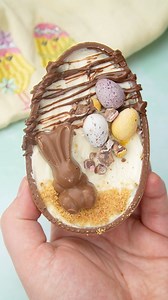 Cheesecake Easter Egg Hack 🐣 If you don’t fill your easter eggs with cheesecake then you’re doing it wrong! This is the perfect easter indulgence and a fun activity to do with the kids. You HAVE to give it a go 🐣Just take and easter egg and carefully split it in half and set aside 🐥Blitz up 100g of digestive biscuits until they are crumbs and add 1tbsp of the crumb to one half of your egg 🐣In a bowl add 165g of cream cheese, 1tbsp of vanilla bean paste or essence and then 150g of caster suga
