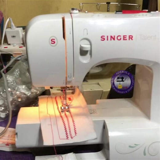 Singer Portable Electric Sewing Machine with 18 Stitches