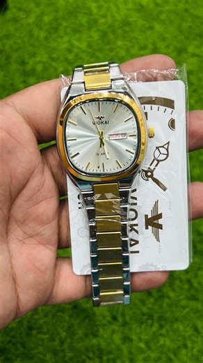 Premium chain watch with a classy design.Date and day display for everyday perfection.