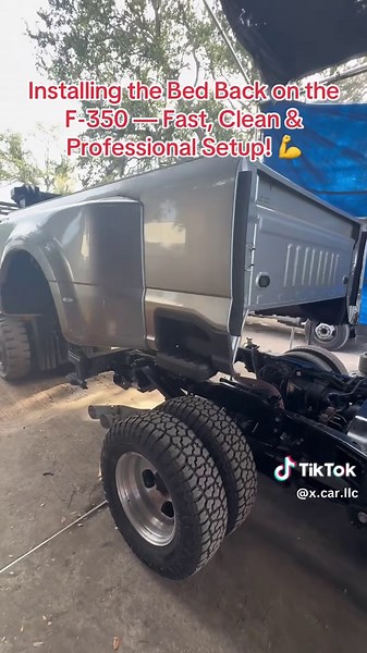 We’re putting the bed back on this Ford F-350 — done right, fast, and with precision. 💯 If you need to reinstall or align your truck bed — bring it to us! We’ll handle it quickly, professionally, and get your truck ready for sale or daily use. 🚚 #FordF350 #TruckRepair #BedInstallation #FordTruck #DieselLife