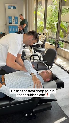 Loud shoulder adjustment‼️ #chiropractor #adjustment #shoulderbladepain