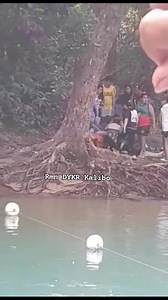 KAWAWA NAMAN! Binatilyo, nalunod sa Dumagat Cold Spring, Pandan, Antique ngayong araw. Base sa impormasyon, taga Iloilo ang biktima na binatilyo at graduating student. Dinala sa hospital ang biktima pero sa kasamaang palad ay binawian din ito ng buhay. 🎥: Contributed Video #TatakRMN #rmndykrkalibo #overallnumber1radiostationinaklan | RMN DYKR Kalibo