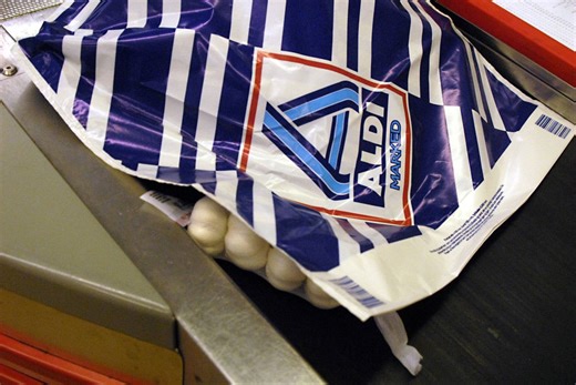 Aldi und Lidl verdoppeln Preis bei Produkt, das fast jeder kauft - "Immer noch zu günstig"