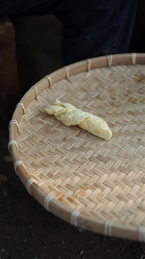 Making a soft golden silk quilt for your little one #SilkBedding #silkquilt #quilt #babyquilt #countrylife | Videoslia