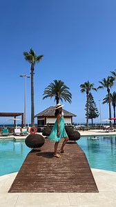 ¿Conoces este hotel de Andalucía perfecto para disfrutar en familia? Sin duda uno de mis últimos descubrimientos. Súper completo y bonito, ubicado junto al mar en Roquetas de Mar. 💫 Con toboganes, 4 piscinas espectaculares … en total 3200 metros de de láminas de agua. 💫Tiene habitaciones con acceso directo a la piscina. Te despiertas y te bañas. Los niños flipaban. 💫 3 restaurantes temáticos y 2 buffets, ofrece además la opción de Todo incluido y con ella tienes incluido también barra libre d