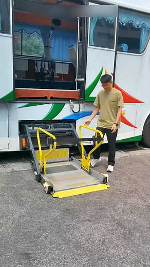 Cette machine transforme n’importe quel bus pour les fauteuils roulants ! 😲♿ | Saoj