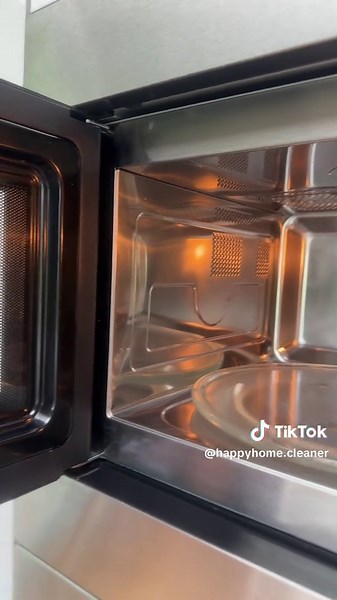 Gata cu mirosurile și petele din microunde! 🤢🧼 Încearcă acest truc simplu și natural pentru un cuptor ca nou în doar 5 minute! ⏱️✨ 👩‍🍳 Ai nevoie doar de: 🍋 1 lămâie 💧 apă 🧽 o lavetă #DIY #MicroundeCurat #CuratenieRapida #SfaturiDeAcasa #LifeHackRomania #CuratenieEco #TikTokRomania #MicroundeTips #Fyp #CuratenieEficienta