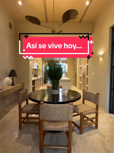 La arquitectura en esta casa pertenece a dos mundos: el Mérida antiguo y el nuevo. Una reinterpretación que nos voló la cabeza; donde la estructura permaneció intacta, pero los detalles buscaron reflejar lo mejor del diseño moderno ✨️ Arquitectura: @StudioMoca Gadex #interiorismo #arquitectura #remodelación #interiorinspiration #espaciosúnicos