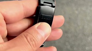 卡西欧手表G-Shock DW-6600，防震耐用，适合运动或日常佩戴。防水200米，精准计时，户外探险或通勤都能轻松应对，是可靠的伙伴。