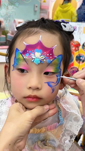 Mermaid face painting is every kid’s dream look! Soft blue-purple gradients, sparkling scales, and wave-like lines make children instantly say: “I want to be a mermaid!” ✨🧜‍♀️ It’s surprisingly easy to create: tap the scales for a glowing effect, add a bit of gradient and highlight, and the whole design becomes magical and dimensional. Perfect for booths, parties, and themed events! Want to learn this mermaid face painting? Comment “Want to learn,” and I’ll teach you step by step! 👇 #MermaidFa