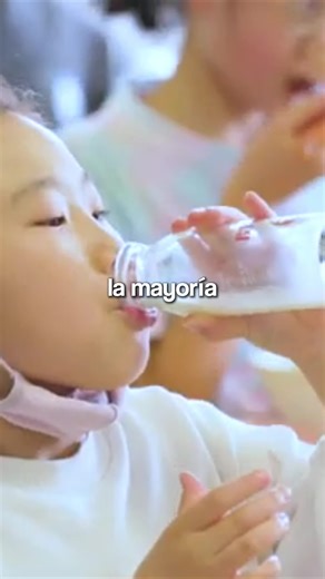 Más del 60% de los niños no terminaban la leche en una escuela de Japón. La solución no fue cambiar el producto… fue cambiar la experiencia. Una simple botella con cómics escondidos dentro consiguió que todos quisieran terminarla. Curiosidad, juego y psicología del consumidor en su forma más pura. Esto demuestra algo clave en marketing: no siempre necesitas mejorar el producto, a veces solo necesitas hacerlo irresistible. ¿Aplicarías una idea así a tu negocio? Guarda este vídeo y sígueme para má
