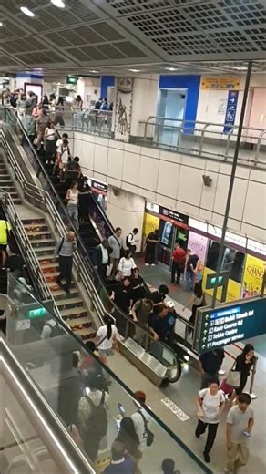 Singapore MRT metro 🚇 #asia #singapore #travel #explore #trainstation #metro #mrt #travelasia