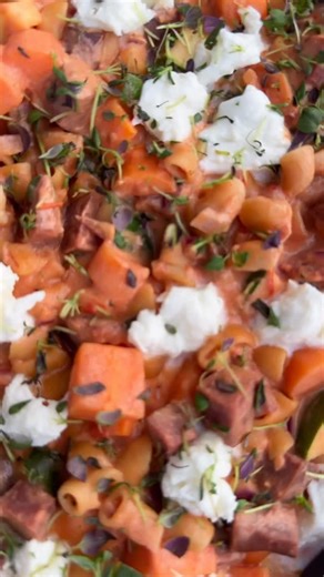 Lyst å lage en kjapp, enkel og digg alt-i-ett middag denne veka?😍 Dette er en alt-i-ett pølse- og makaroniform med grønnsaker og tomatsaus, fargerik og veldig god❤️ Forma krever ca 10-15 minutt forberedelser før den skal stå 25 minutt i ovnen. Visst du vil kan du faktisk klargjere heile formen kvelden før, så er det berre å steike før du setter formen på bordet ved middagstider👏🏻 Små triks for å få middagskabalen til å gå som smurt💥 Ingredienser, ca 4-5 personer: • 5 dl kjøttkraft (evt 5 dl