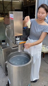 25-year-old noodle shop new model automatic noodle cutting machine, fast food and good taste. #AutomaticNoodleCutNoodleMachine #LanzhouBeefNoodle #noodlemachine | Noodle Machine