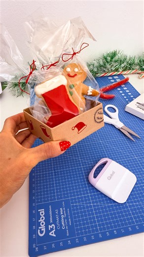 6K views · 70 reactions |  Tutorial caja para galletas. ⚠️ Técnica para forrar cajas que podes utilizar en cualquier tamaño de caja.  El papel autoadhesivo kraft de @globalecomgroup es todo lo que esta bien. ✅ Amplio nos permite trabajar cómodamente. ❌ No necesitamos ni pegamentos ni pinceles. 拾 No hay que esperar, esta listo para usar. #packaging #diy #emprendedora #navidad #christmas #papelaria #papeleriacreativa✂️ | La Reina del Tutorial | Facebook