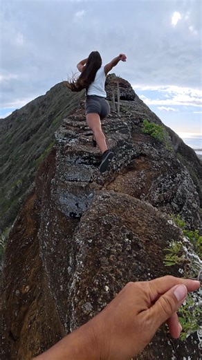Ridge runs with the cousin ⛰️ breaking in our new @movement_made gear on one of our favorite trails 🩵 🎥 @osmo_global @djiglobal #oahu #hawaii #trailrunning #parkour #reels #movement #fitness #pov #movebetter #functionalmovement #hawaiiunchained | Taylor Carpenter