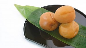 「紀州南高梅の天日干し」和歌山県みなべ町 Sun-Drying Kishu Nanko Ume Plums in Minabe Town, Wakayama, Japan