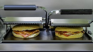 Así es el único bar de Málaga con camperos las 24 horas: con más de 30 años de historia y 500 servicios al día