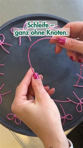 Halbach Seidenbänder on Instagram: "Manchmal braucht es keinen Knoten. Nur eine Drehung – und plötzlich ist es eine Schleife. Aus Papierkordel in light rosé, schnell gemacht, leicht gebogen und perfekt zum Verschönern von Karten, Einladungen, Geschenken oder kleinen Deko-Sets. Nicht gebunden – und genau deshalb so unkompliziert. Gezeigt: Art. Nr. 141 Auch erhältlich als Papierkordel im Natur-Kordel-Look: Art. Nr. 144 🤍 #papierliebe #diyschleife #dekodiy #kartenliebe #halbach #diy #schleife"