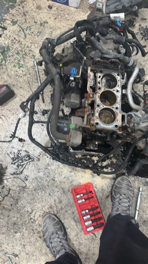 Variable piston timing