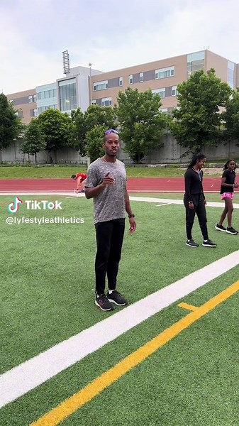 How To Do High Knee Drill Properly ‼️ In this video I’m demonstrating the right and the wrong way of doing the High Knee Drills. Fun fact improving your sprint technique can help you improve your speed and endurance. #running #tips #sprinting #drills