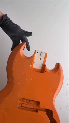 ASMR｜ベースの塗装を剥がす – Bass Paint Stripping Before Refinish このショートでは、再塗装のためにベースのボディの塗装を剥がす工程 を収録しています。 オレンジに上塗りされた塗装を丁寧に削り落とし、リフィニッシュに向けた準備を進めています。 ASMRで感じる塗装剥がしの音をお楽しみください。 👉 フルリフィニッシュ動画はこちら https://youtu.be/OrJTVB8-mhw This short video shows the paint stripping process of the bass body before refinishing. The thick orange overpaint is carefully removed to prepare for a full refinish. Enjoy the pure ASMR sounds of paint removal and the beginning of restoration. #repair #restoration #guitar #cleanin